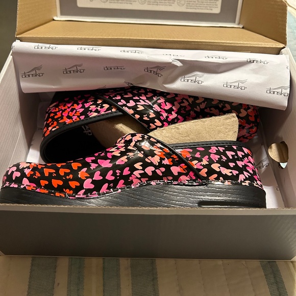 NWT and Box Danskin Professional Hearts Patent Clogs Size 37 - Picture 1 of 8